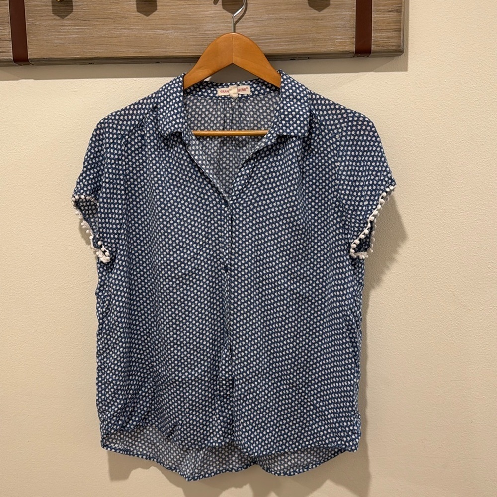 Grand & Greene - Short Sleeve Women’s Blouse - Blue & White apple print - Medium